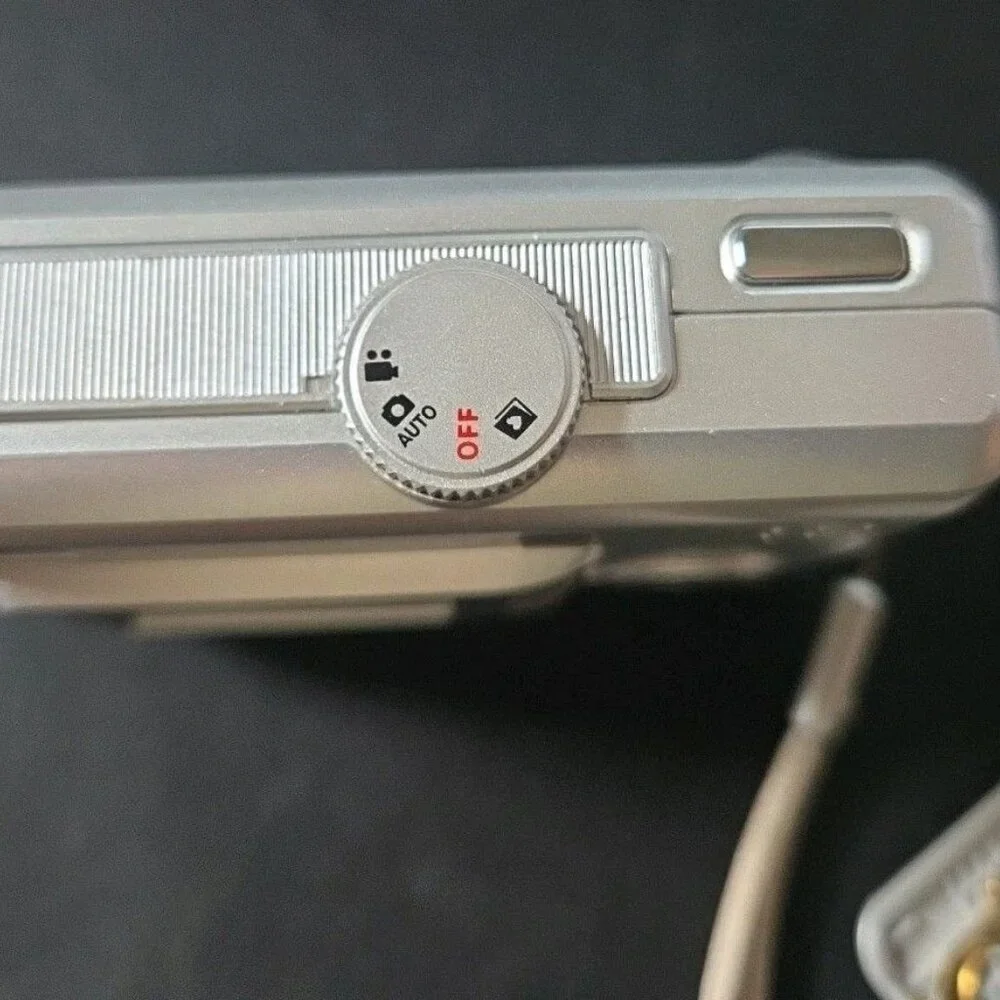 Kodak Digital Camera EasyShare C530 5.0MP Silver Tested (Broken Battery Door)